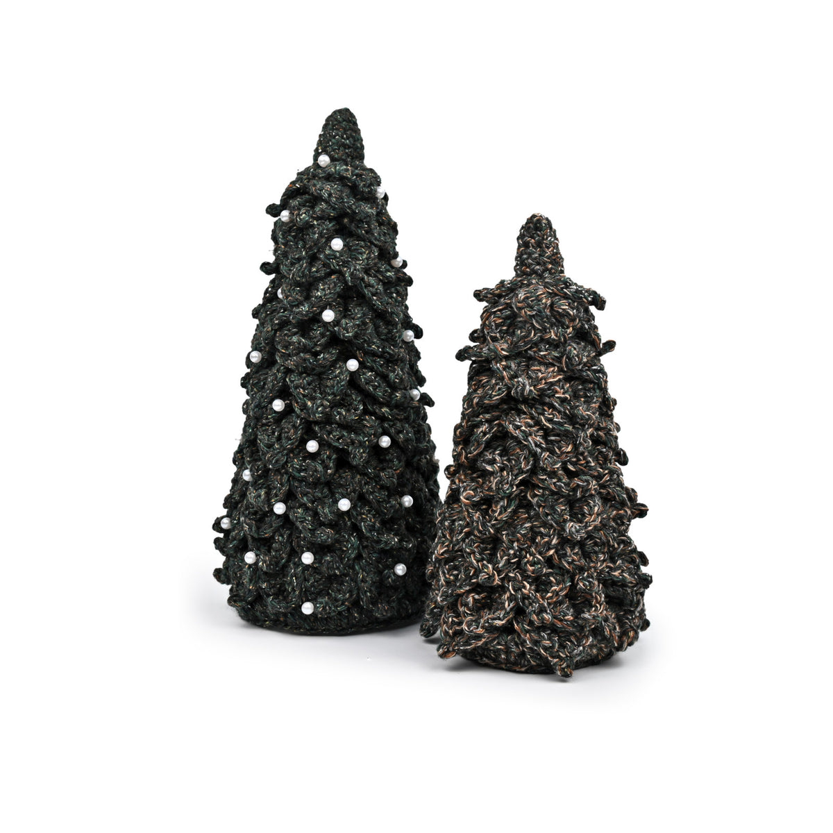 Twee gehaakte donkergroene kerstbomen met parelversiering op witte achtergrond