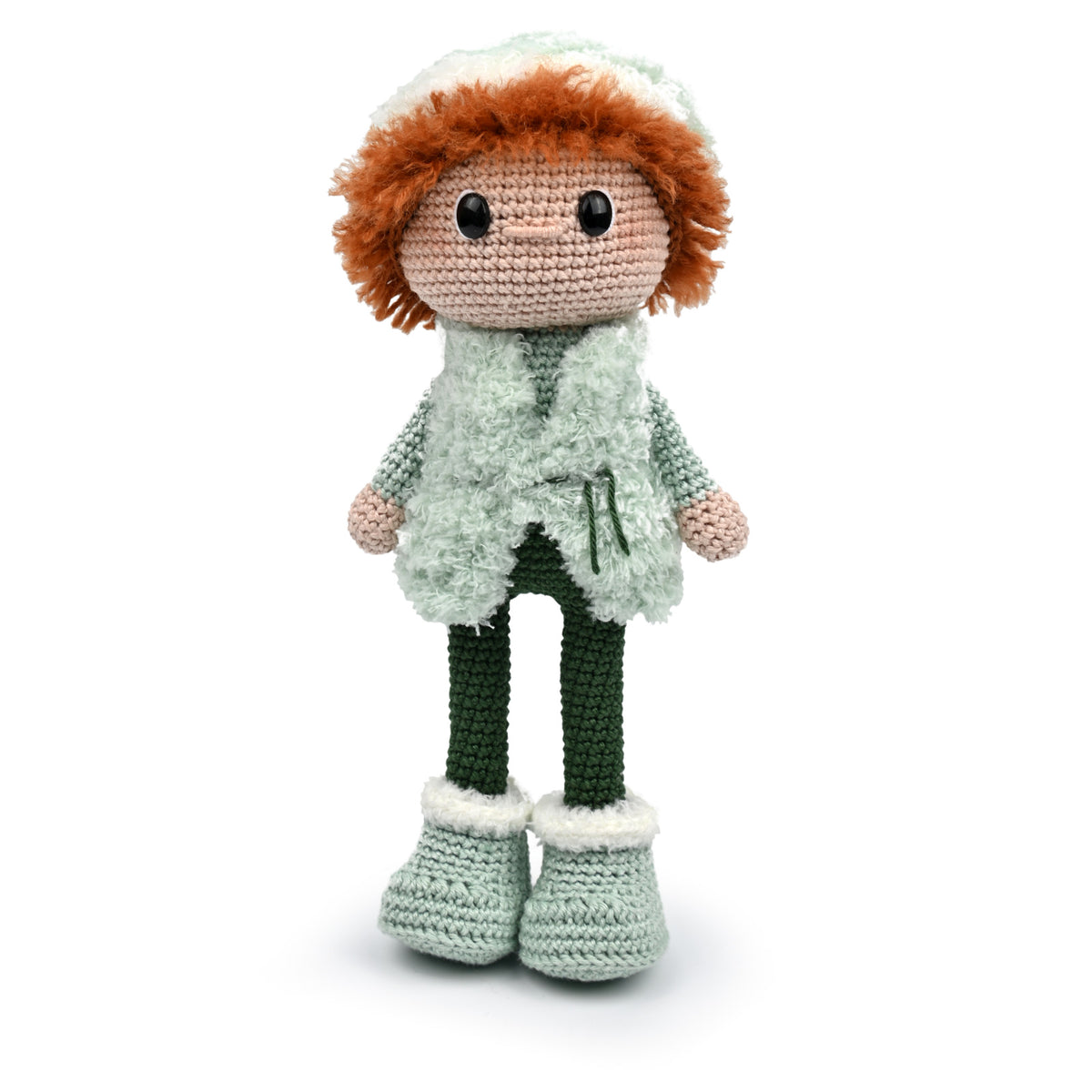 Gehaakte winterjongen Wesley met groene jas, muts en laarzen