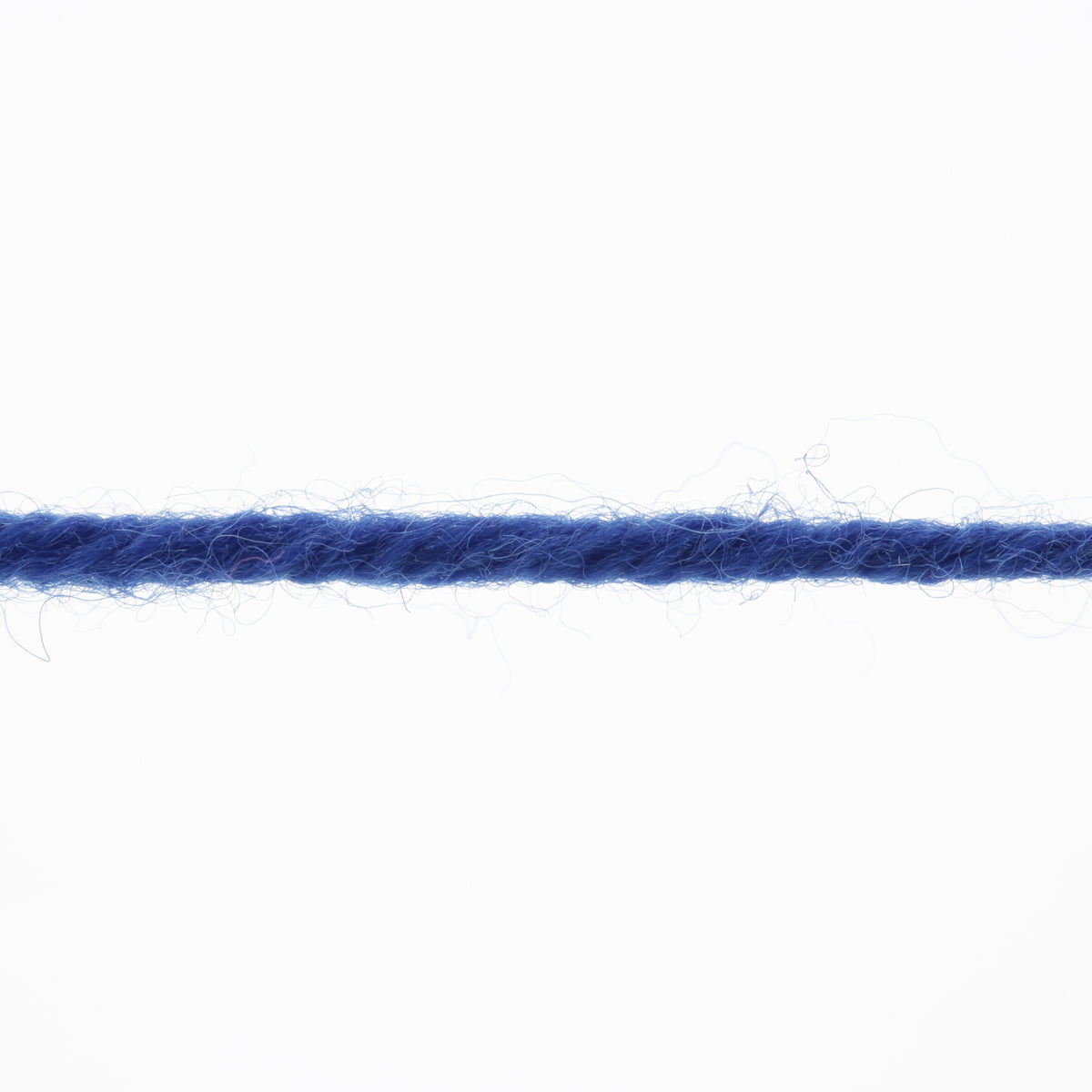 Lang Yarns Merino 120 0106 Royal - detail van de losse draad