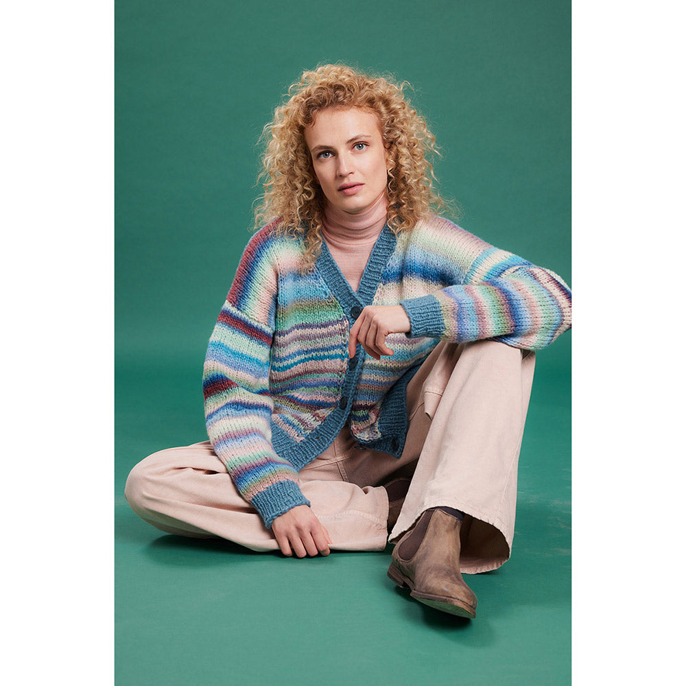 Lang Yarns Promise 0037 Omber Cardigan multicolor zittend