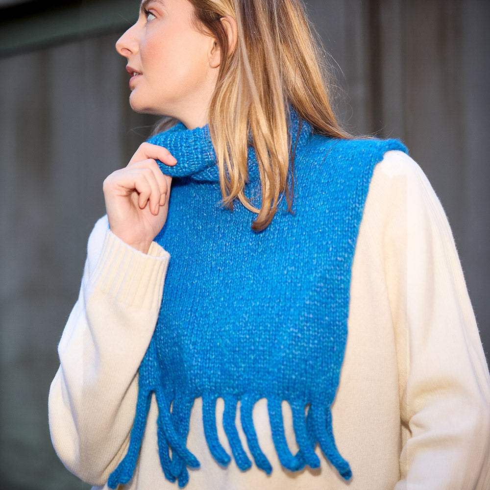 Knipmode Air Colletje breipakket in blauw - zijaanzicht