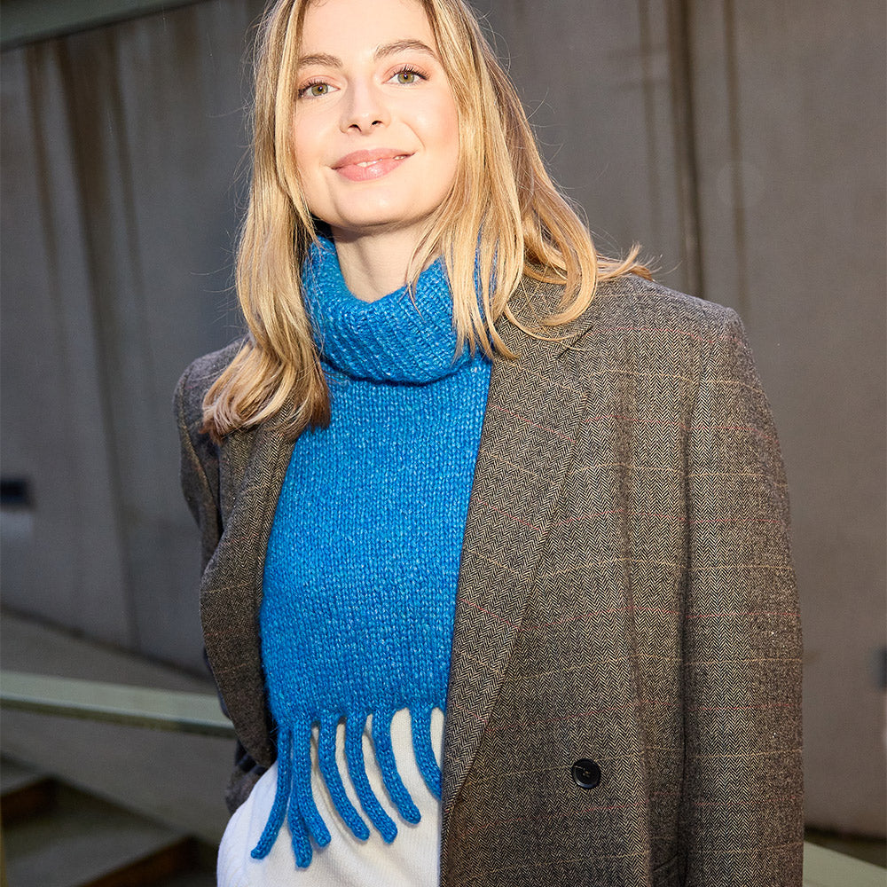 Knipmode Air Colletje breipakket in blauw onder een blazer