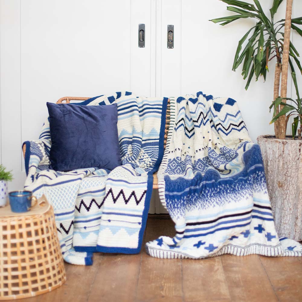 Droomdeken 6.0 in blauw en wit als woondeken bij een fauteuil