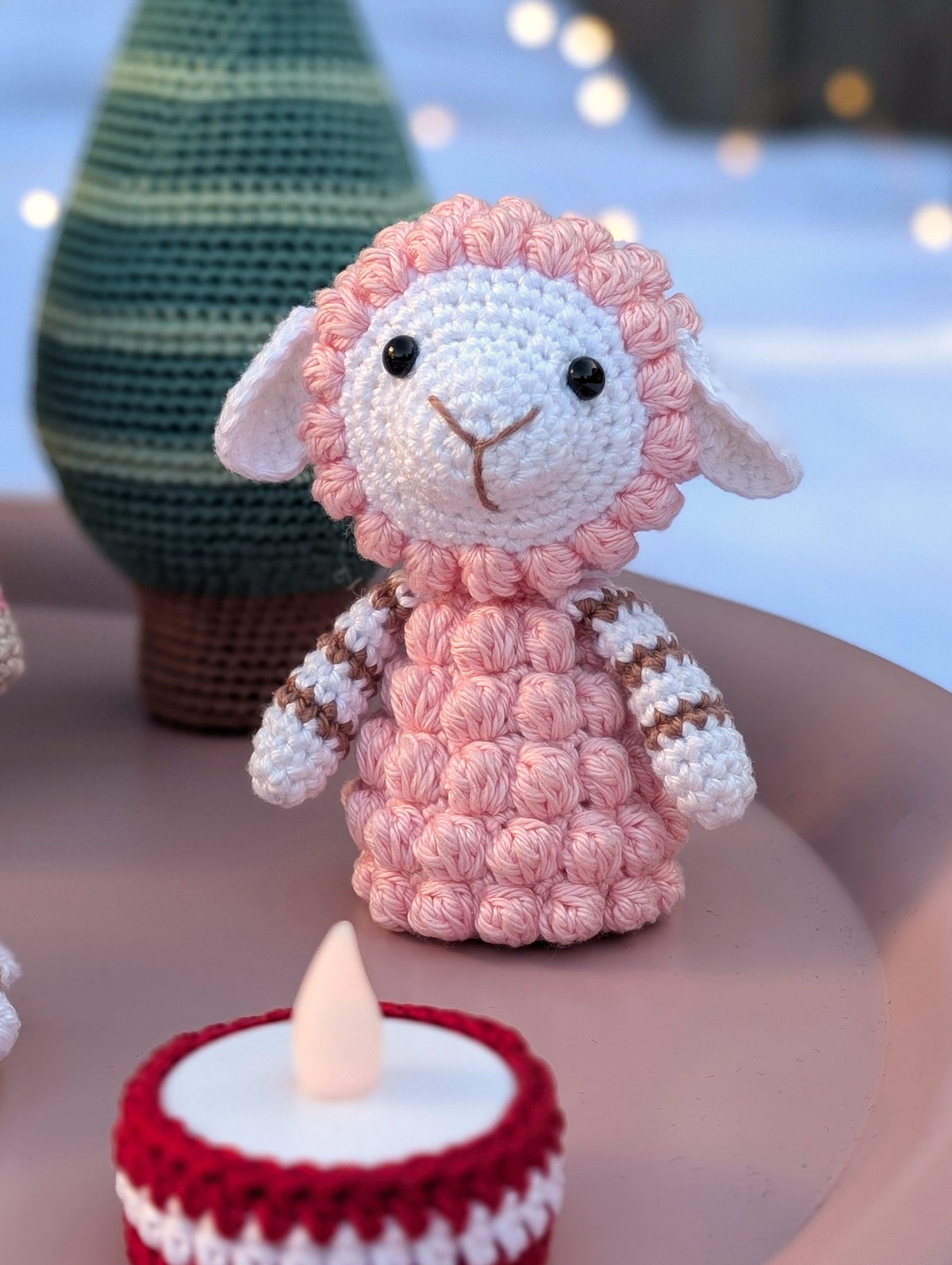 Gehaakt schaap uit de Wolplein x Mrs. Milly KerstCAL 2026 in roze en wit