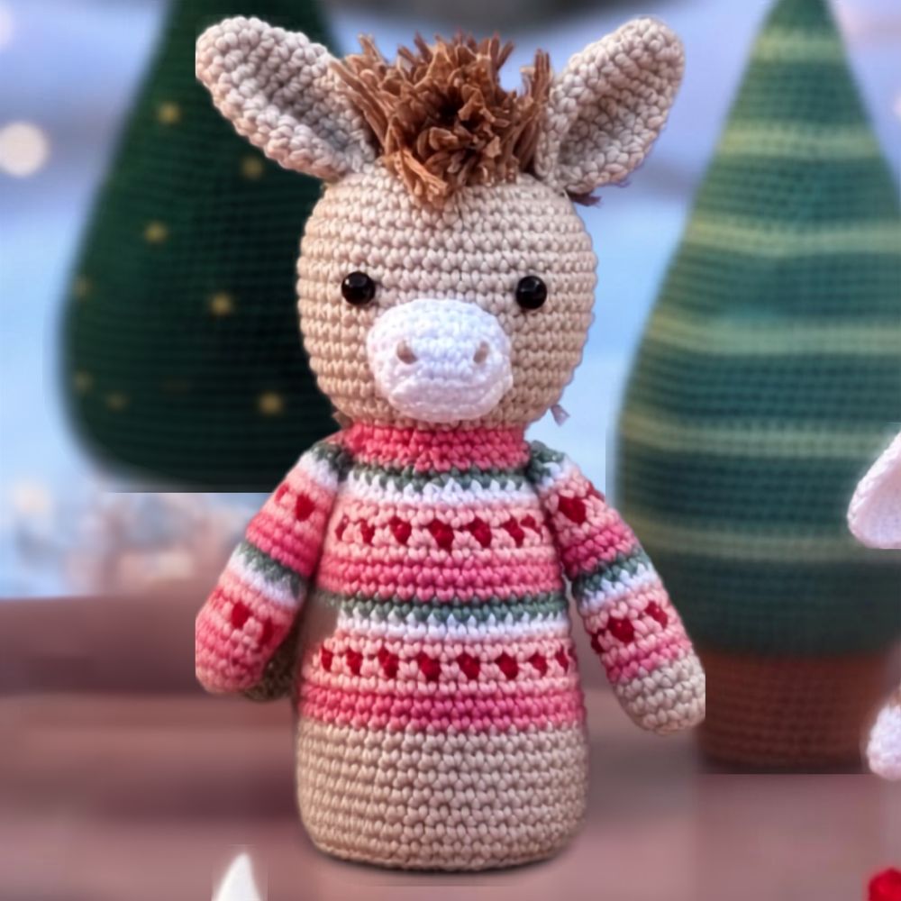 Ezel amigurumi van de Wolplein x Mrs. Milly KerstCAL 2026 voor kerstbomen