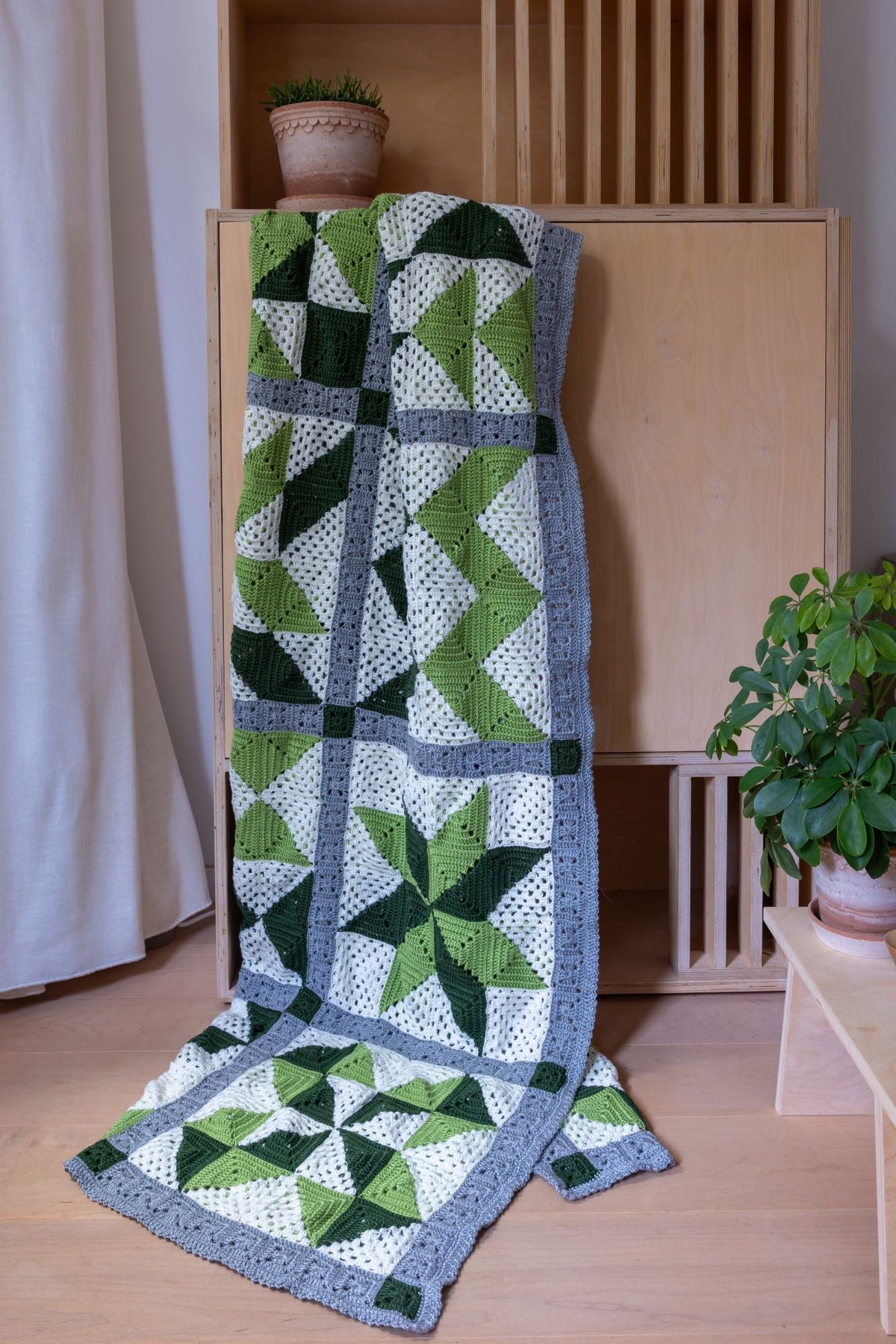 Haakplein CAL 2026 Perfectly Imperfect - The Kind One - gehaakte deken in woonsetting
