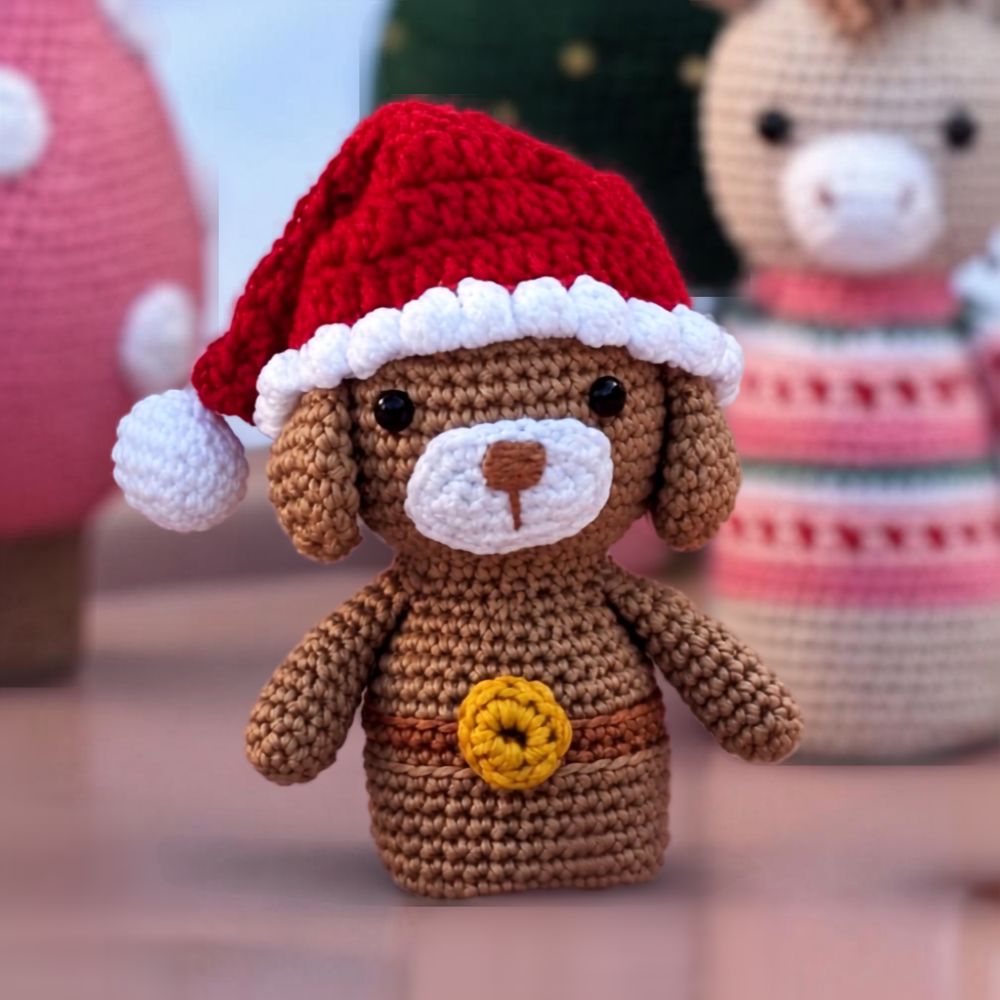 Hond amigurumi van de Wolplein x Mrs. Milly KerstCAL 2026 met kerstmuts