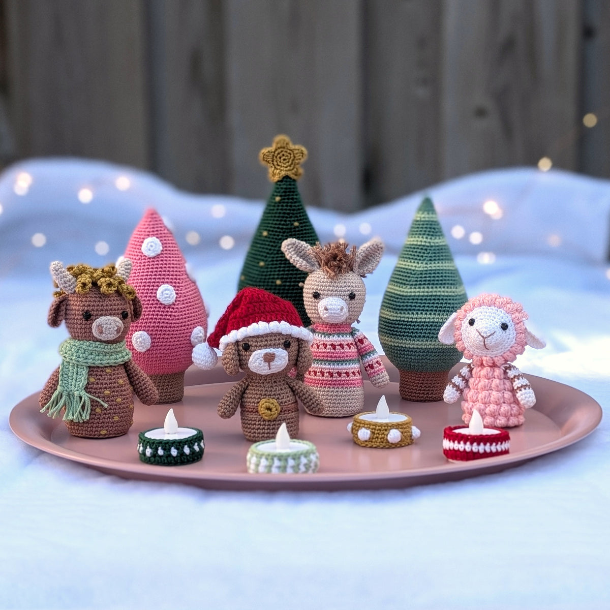 Wolplein x Mrs. Milly KerstCAL 2026 amigurumi set met os, hond, ezel, schaap, kerstbomen en gehaakte lichtjes