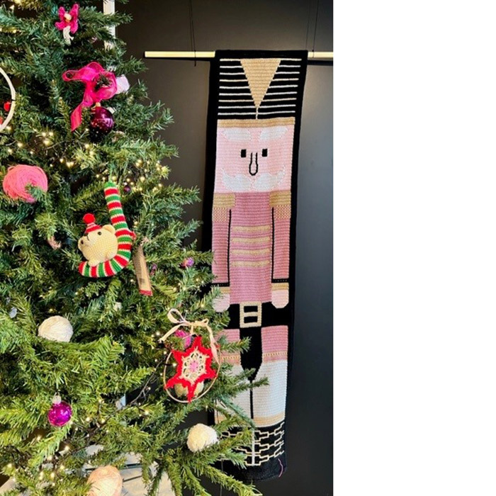 Notenkraker Wandhanger Haakpakket - Candy Pink notenkraker bij kerstboom