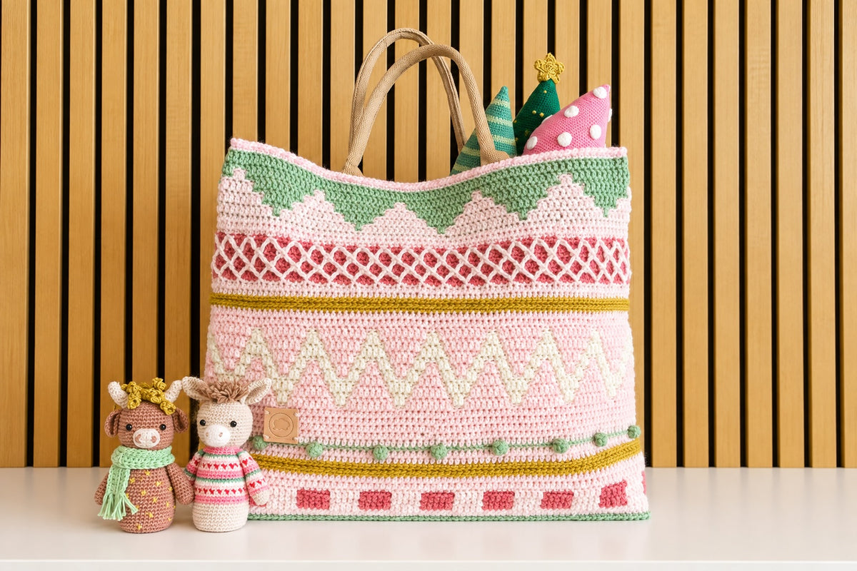 Gehaakte Wolplein x Mrs. Milly KerstCAL 2026 Droomtas in roze, groen, wit en oker met amigurumi dieren