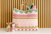 Gehaakte Wolplein x Mrs. Milly KerstCAL 2026 Droomtas in roze, groen, wit en oker met amigurumi dieren