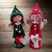 Twee gehaakte Noelle kerstengeltjes in groen en rood - CB's Creations
