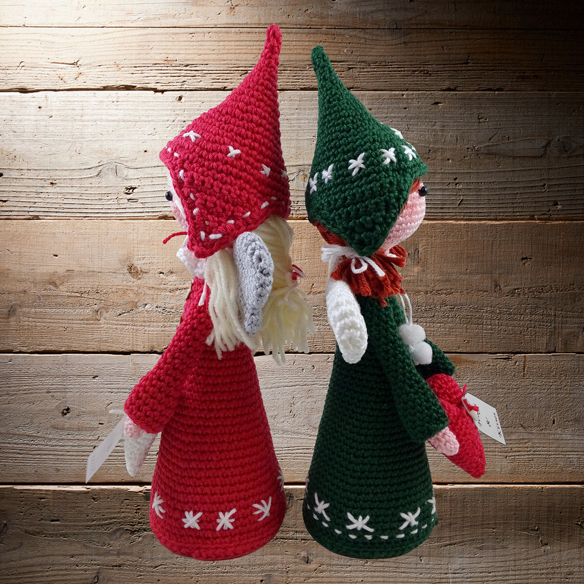 Achteraanzicht van twee gehaakte Noelle kerstengeltjes met vleugels