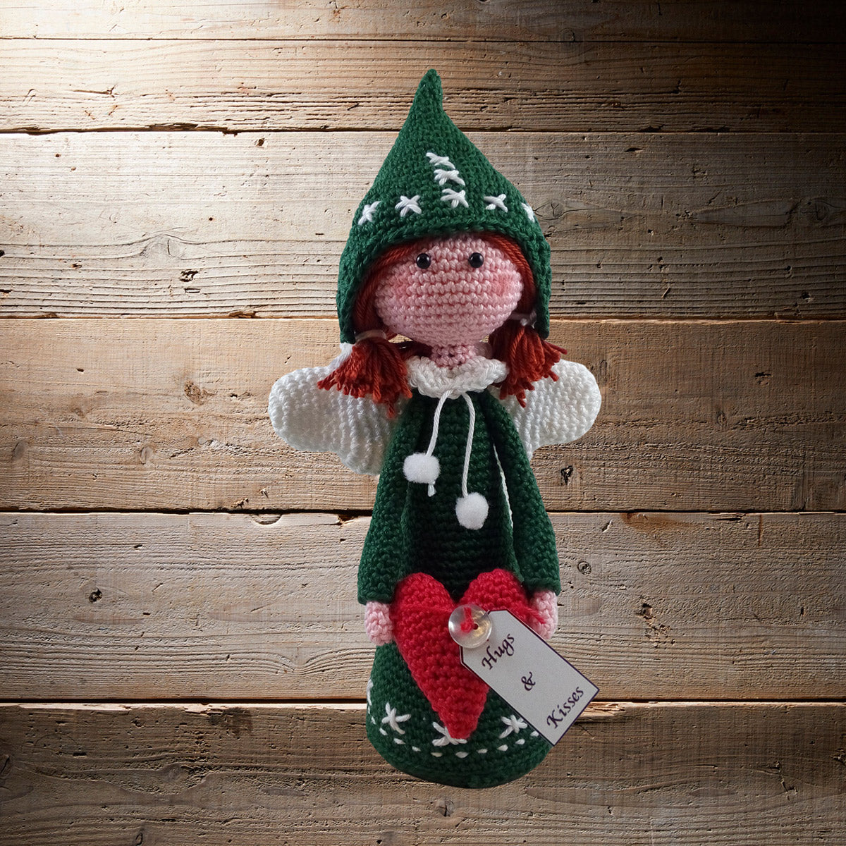 Groen gehaakt Noelle kerstengeltje met hart als kerstdecoratie