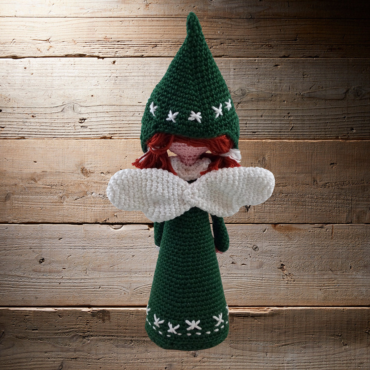 Achterkant van groen Noelle kerstengeltje met witte gehaakte vleugels