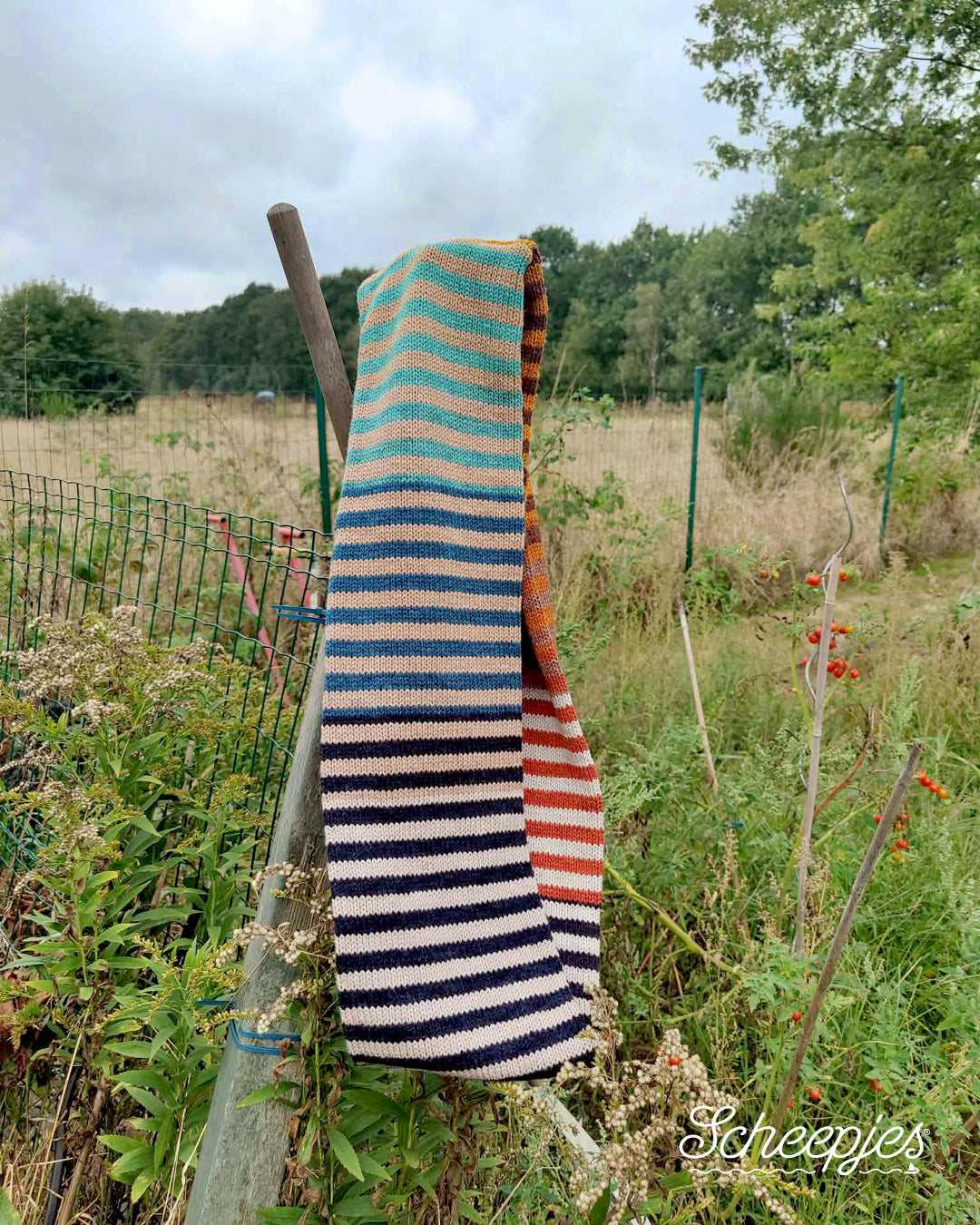 Scheepjes Stripey Infinity Scarf - achterzijde van de gestreepte gebreide colsjaal