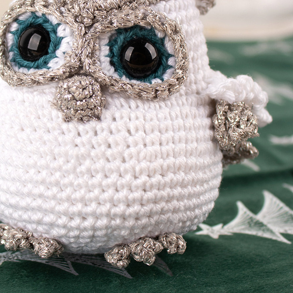 Amigurumi vogel — gemaakt met Amigurimi Festival Kerst: Kerst Uiltje Haakpakket - Inclusief Digitaal Patroon