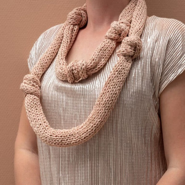 Knot scarf ros — gemaakt met Breipatroon Yarn and Colors Knot a Scarf