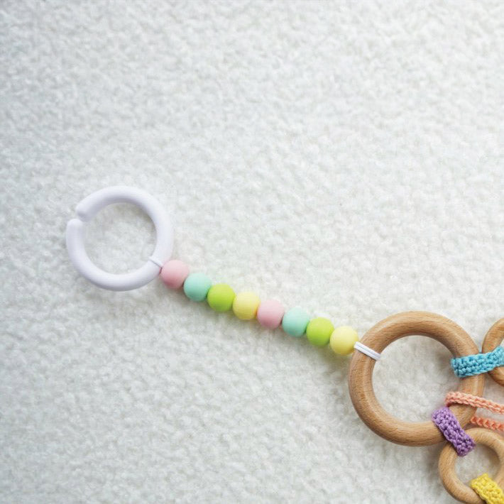 Speenkoord en speelhanger rainbow — gemaakt met Durable Houten Bijtring A Star is Born (2)