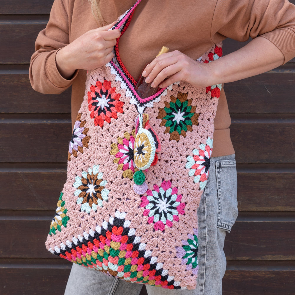 Grannys beach bag — gemaakt met Haakpatroon Granny's Lookbook