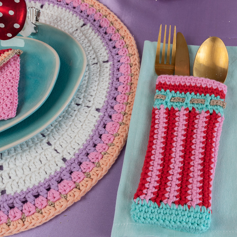 Haakpatroon Yarn and Colors Colorful Christmas Cutlery Keeper