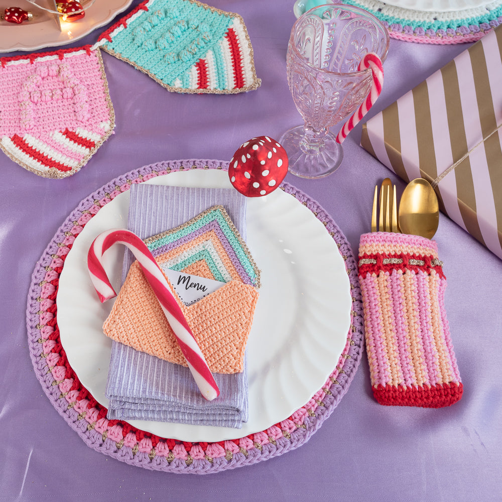 Colorful christmas cutlery keeper — gemaakt met Haakpatroon Yarn and Colors Colorful Christmas Cutlery Keeper (2)