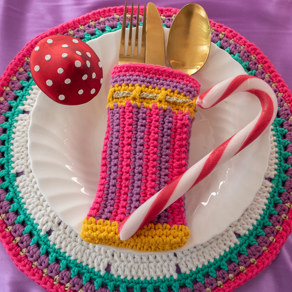Colorful christmas cutlery keeper — gemaakt met Haakpatroon Yarn and Colors Colorful Christmas Cutlery Keeper (3)