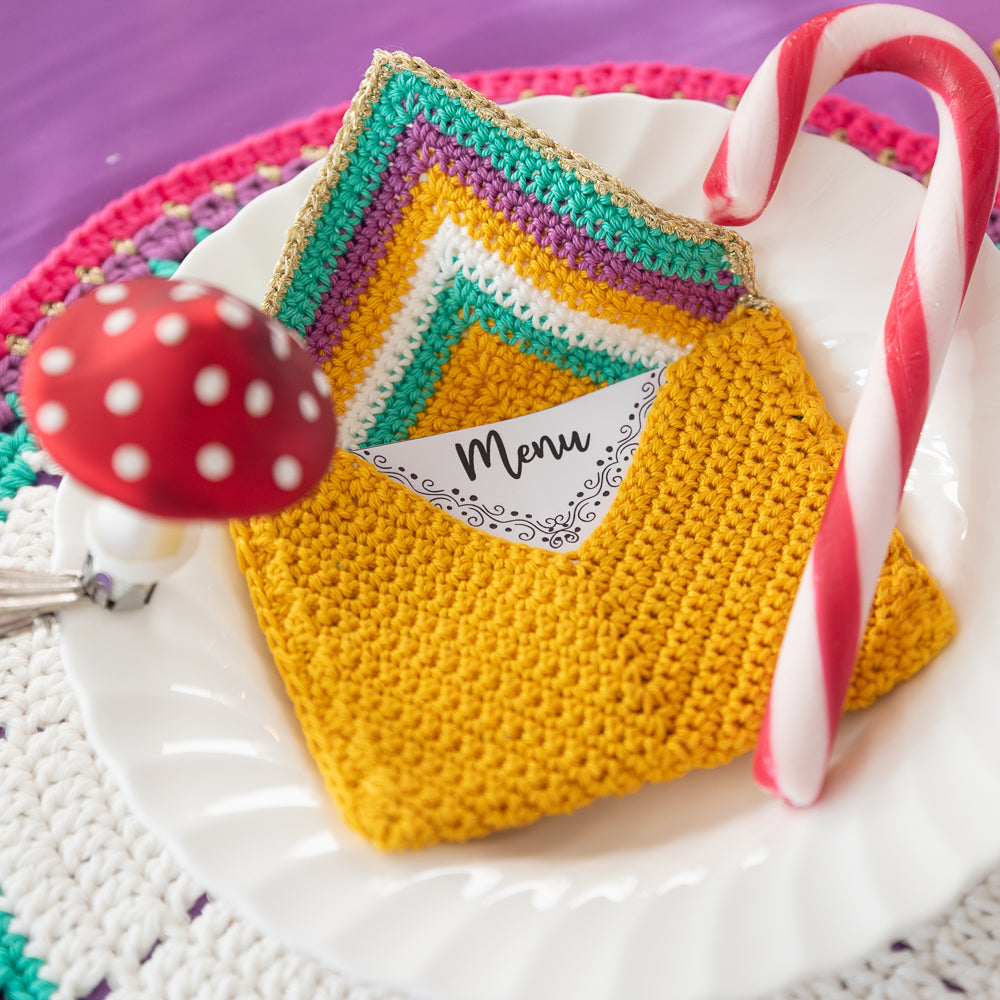 Colorful christmas menu holder — gemaakt met Haakpatroon Yarn and Colors Colorful Christmas Pattern Bundle