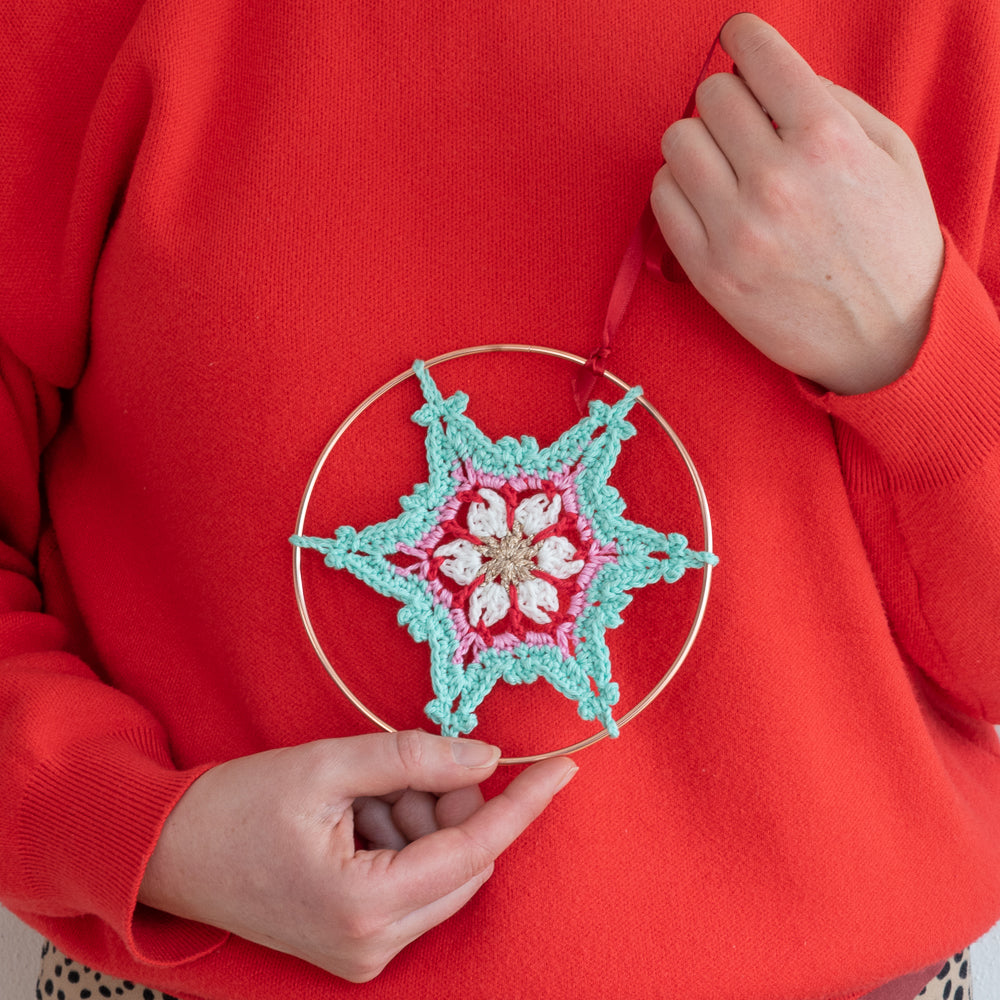Colorful christmas stars — gemaakt met Haakpatroon Yarn and Colors Colorful Christmas Star (2)