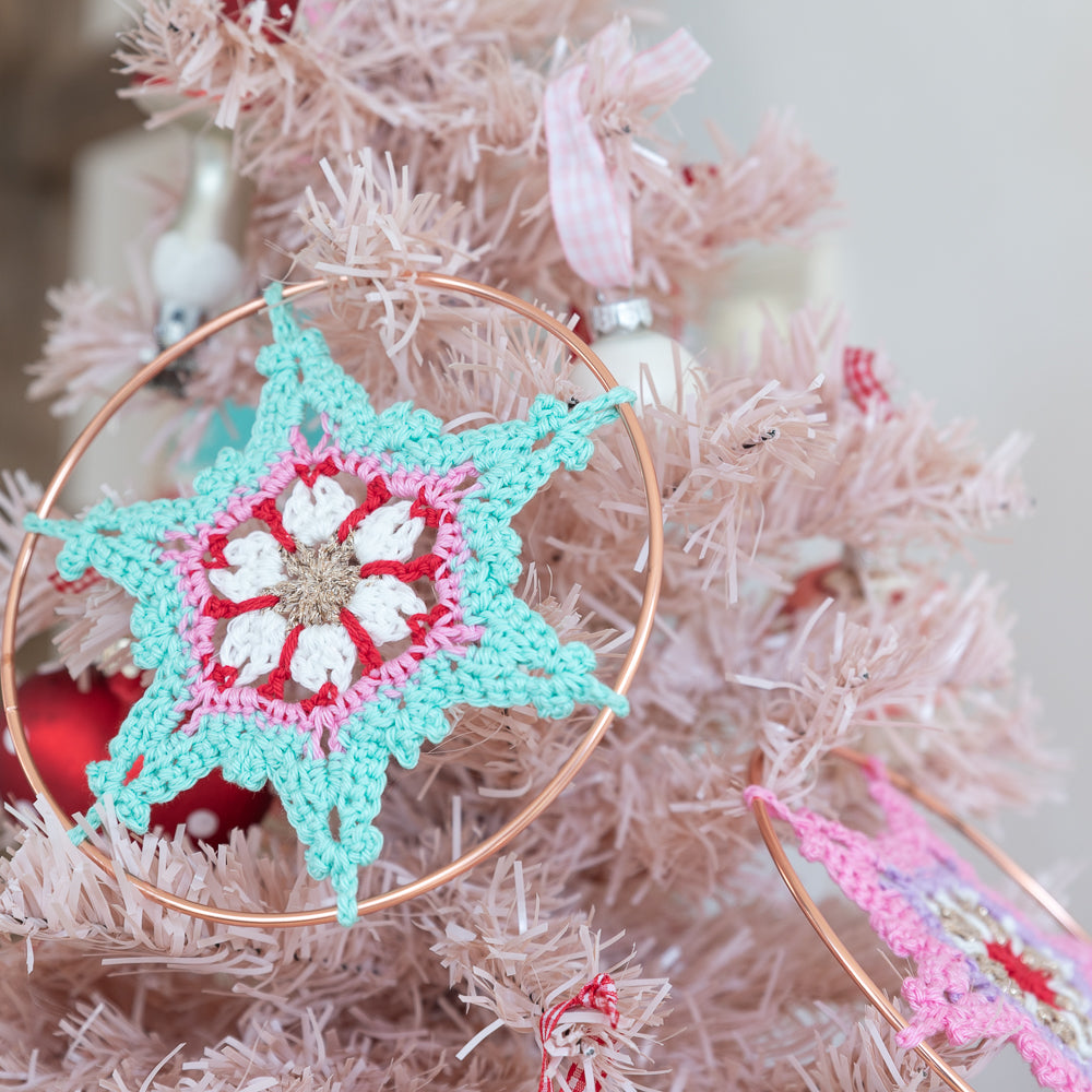 Colorful christmas stars — gemaakt met Haakpatroon Yarn and Colors Colorful Christmas Star (7)