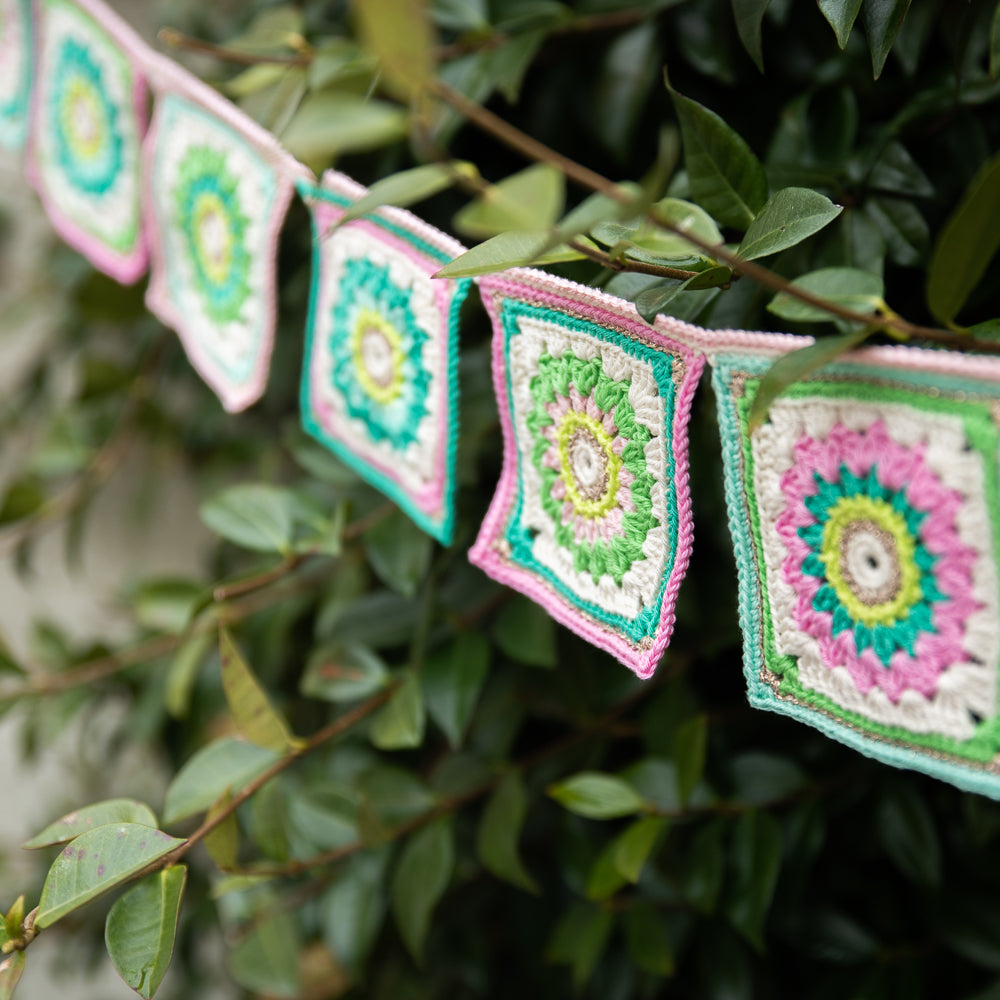 Garden party bunting — gemaakt met Haakpatroon Yarn and Colors Garden Party Bunting