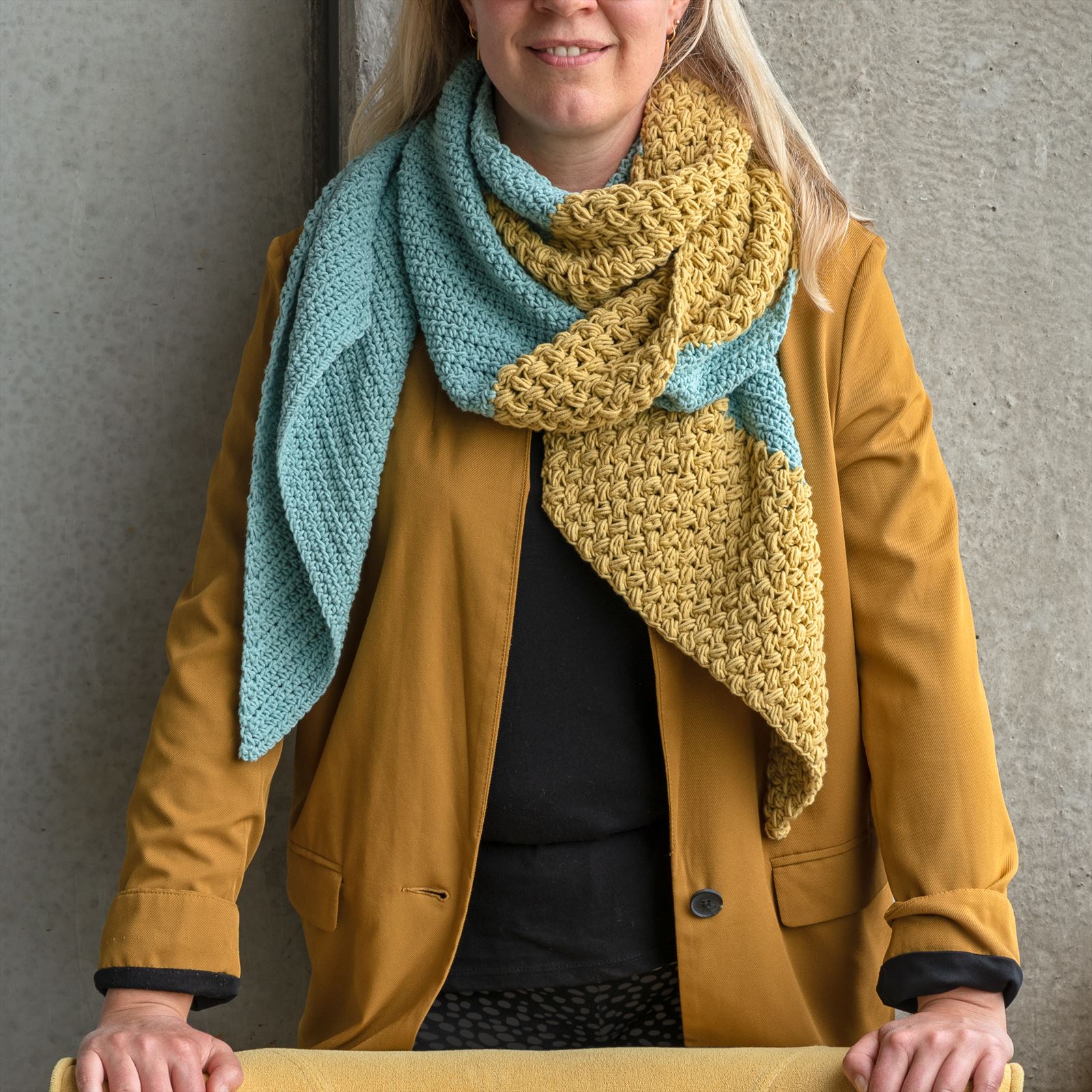 Slanted scarf — gemaakt met Haakpatroon Yarn and Colors Slanted Scarf