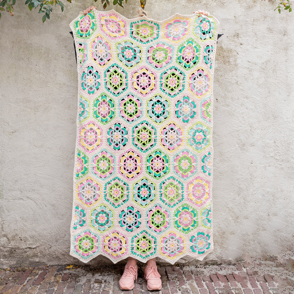 Garden party blanket — gemaakt met Haakpatroon Yarn and Colors Spring with Petalshed