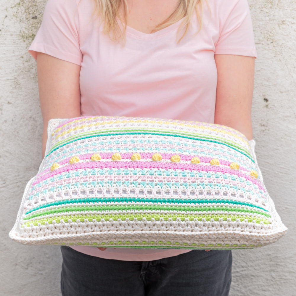 Garden party cushion — gemaakt met Haakpatroon Yarn and Colors Spring with Petalshed