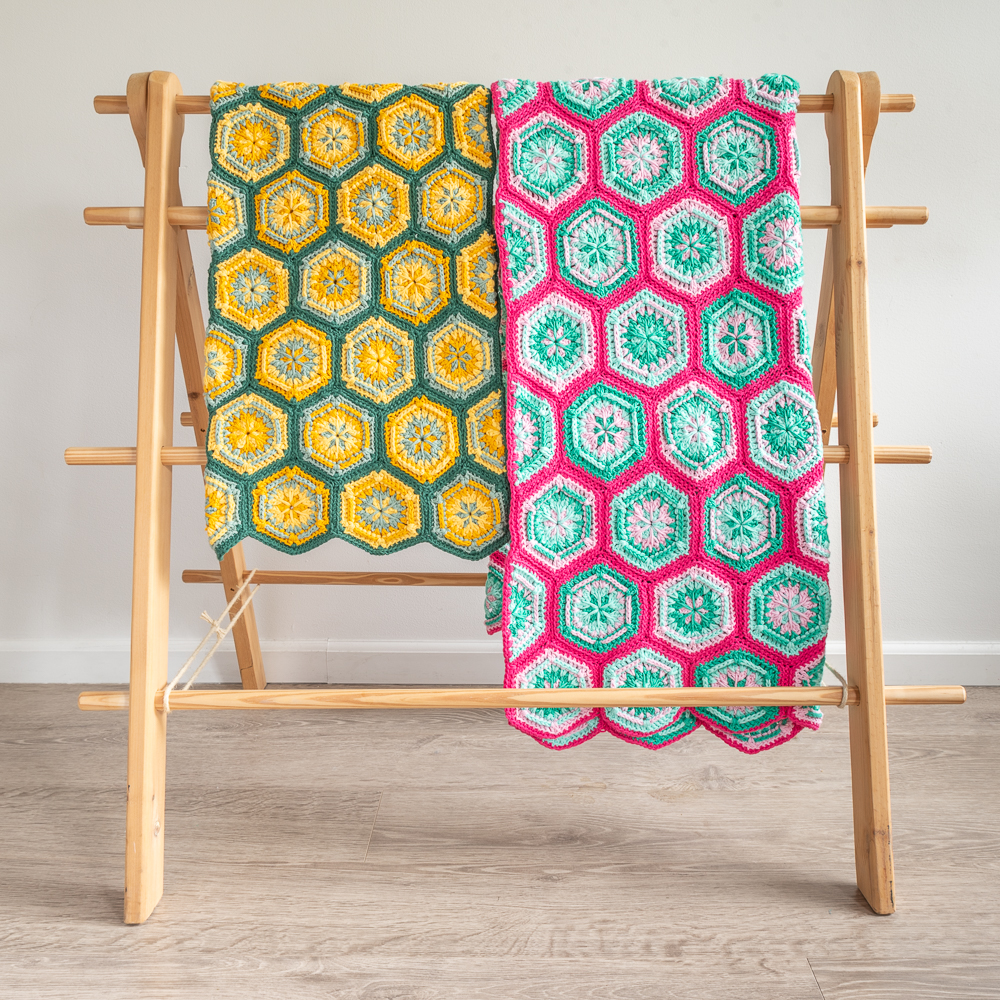 Yarn and Colors Flower Hexagon Baby Blanket Haakpakket 034 Deep Cerise-2