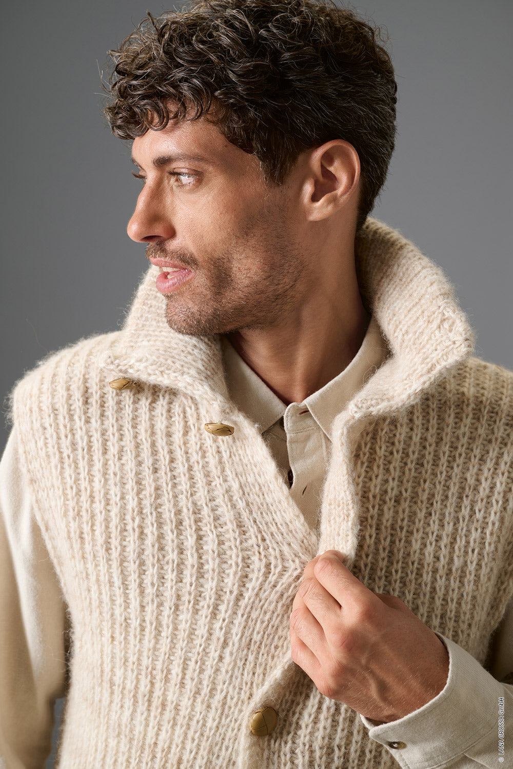 Herenmodel met mouwloos vest gemaakt met Lana Grossa Pelo Cashmere - Classici 31 model 02, sfeerfoto 3