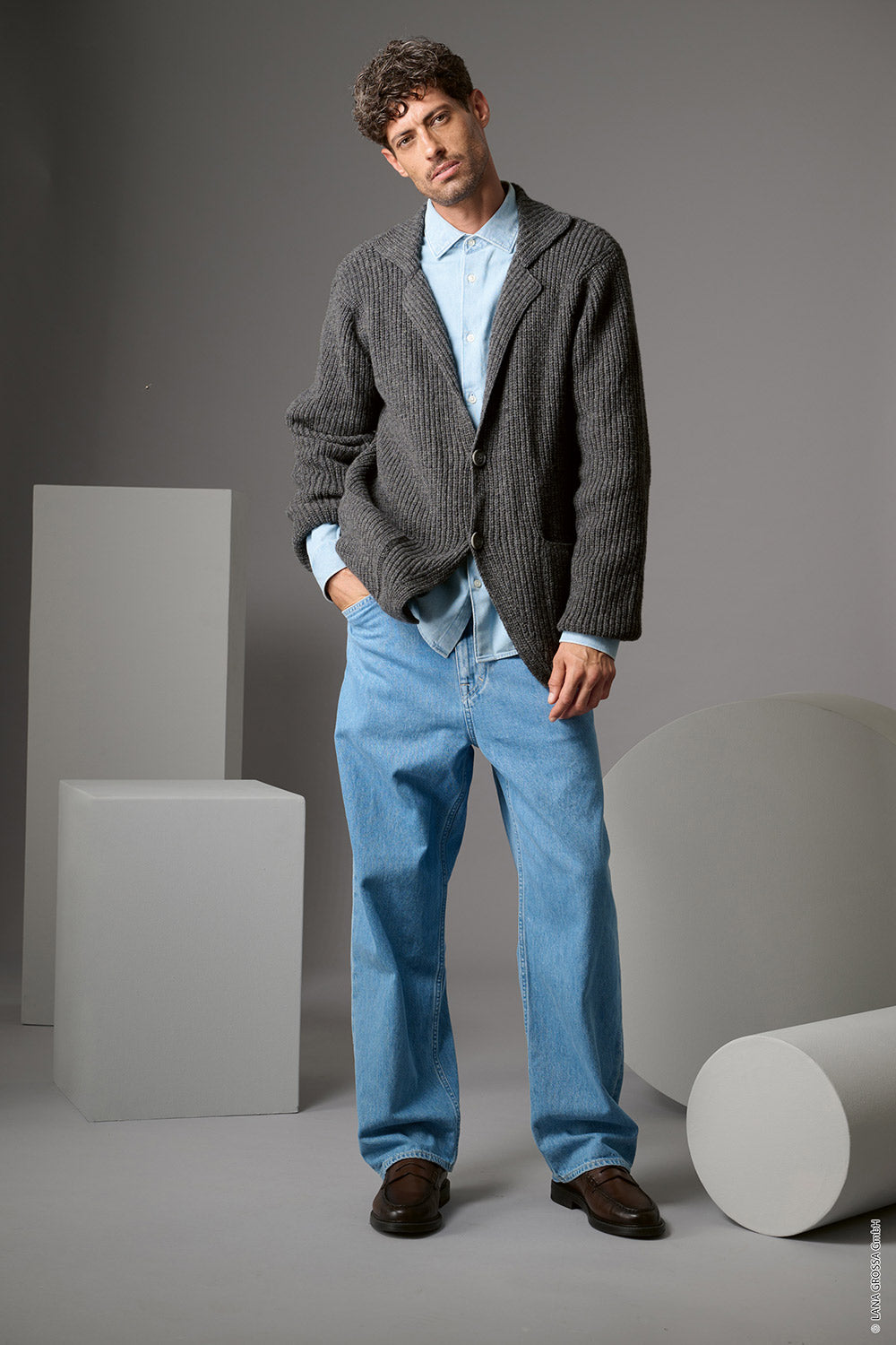 Herenmodel met gebreid colbert gemaakt met Lana Grossa Cashmere 16 Fine - Classici 31 model 08, sfeerfoto 1