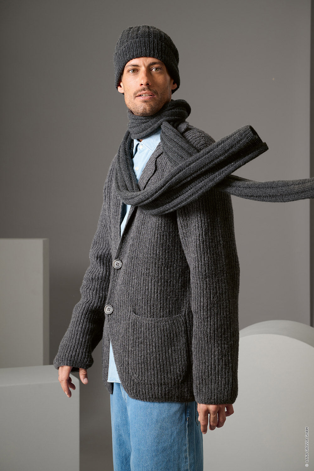Herenmodel met sjaal gemaakt met Lana Grossa Cashmere 16 Fine - Classici 31 model 10, sfeerfoto 1