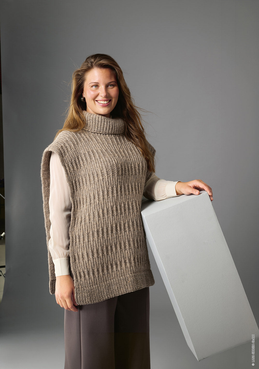 Damesmodel met slipover gemaakt met Lana Grossa Alta Moda Alpaca - Classici 31 model 44, sfeerfoto 1
