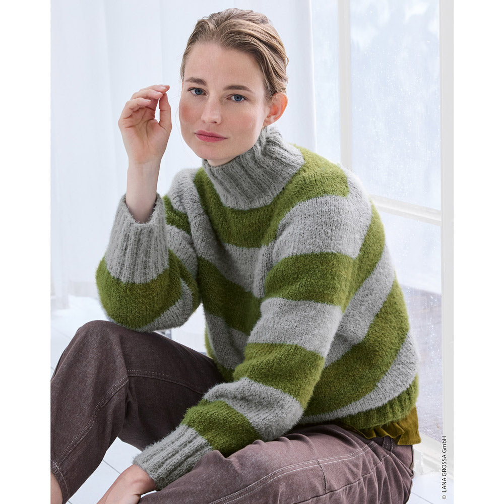 Lana Grossa Filati Journal No. 72 model 22 - grijs-groen gestreepte coltrui, gedragen