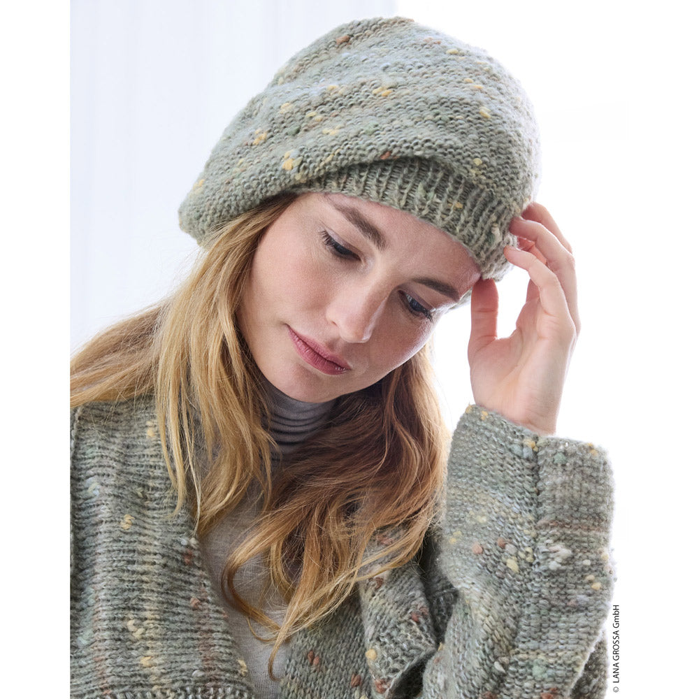 Lana Grossa Filati Journal No. 72 model 25 - grijsgroene muts met spikkeleffect, gedragen