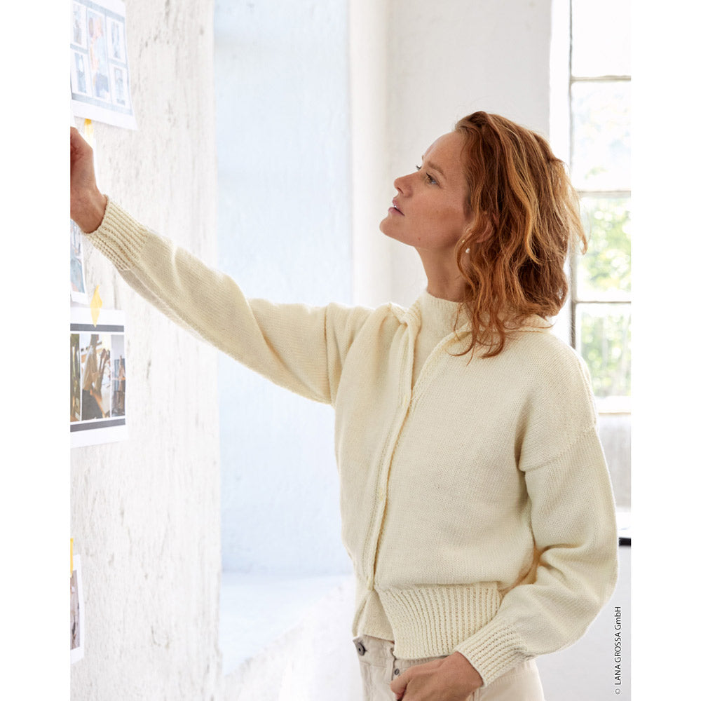 Lana Grossa Cool Wool Big 992 Inktblauw - detail van de trui en het breiwerk - Lana Grossa Cool Wool Big 1006 Licht Olijf
