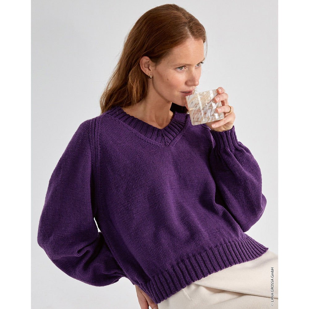 model in een paarse gebreide trui met ronde hals - inspiratie voor Lana Grossa Cool Wool 590 Naturel - Lana Grossa Cool Wool 2010 Licht Rozenhout