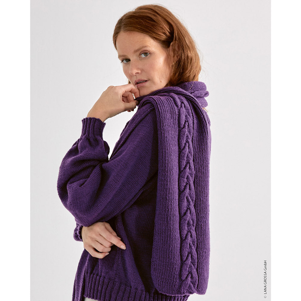 detail van een paarse gebreide sjaal met kabelstructuur - inspiratie voor Lana Grossa Cool Wool 590 Naturel - Lana Grossa Cool Wool 2010 Licht Rozenhout