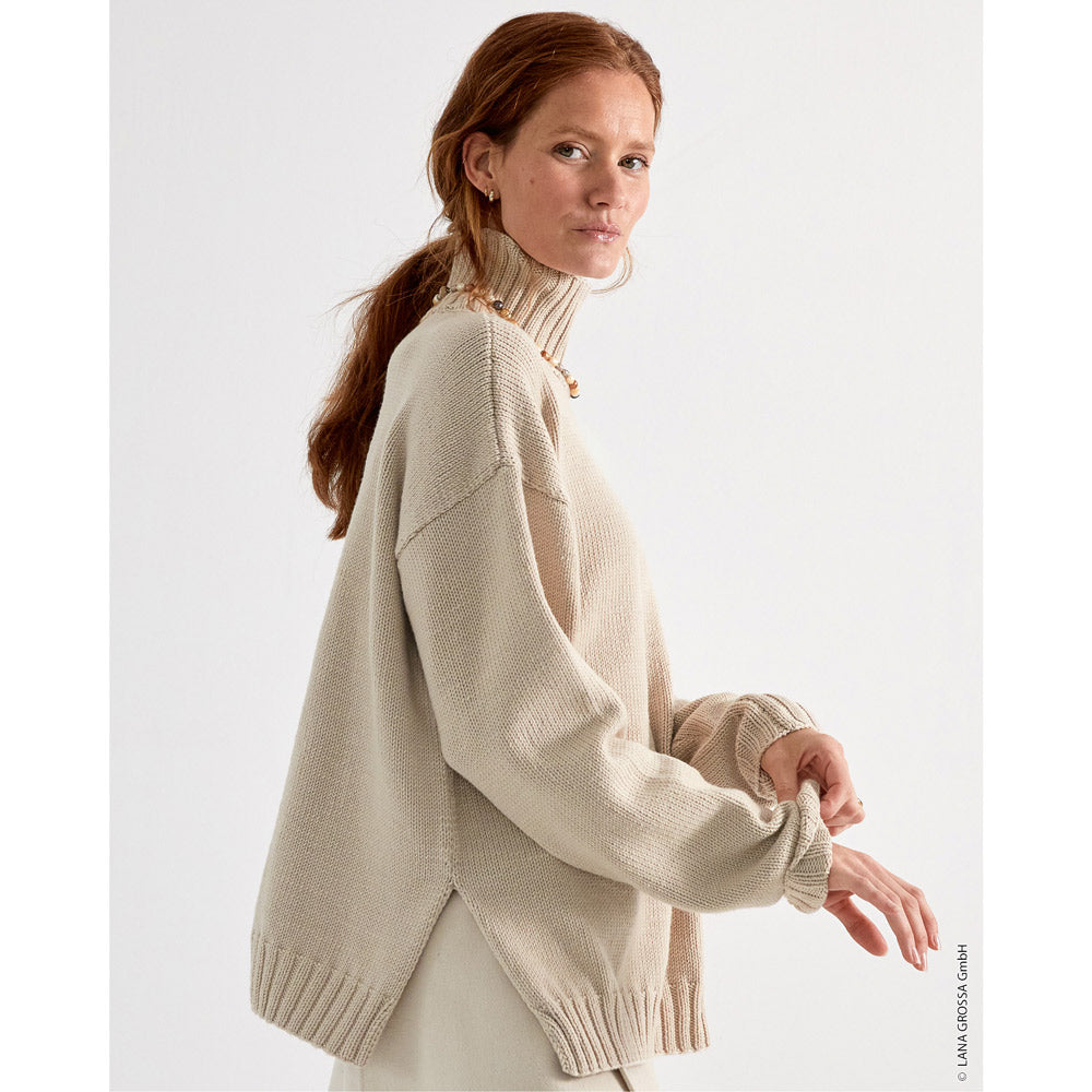 Lana Grossa Merino Classics - model met gebreide beige coltrui in zijaanzicht