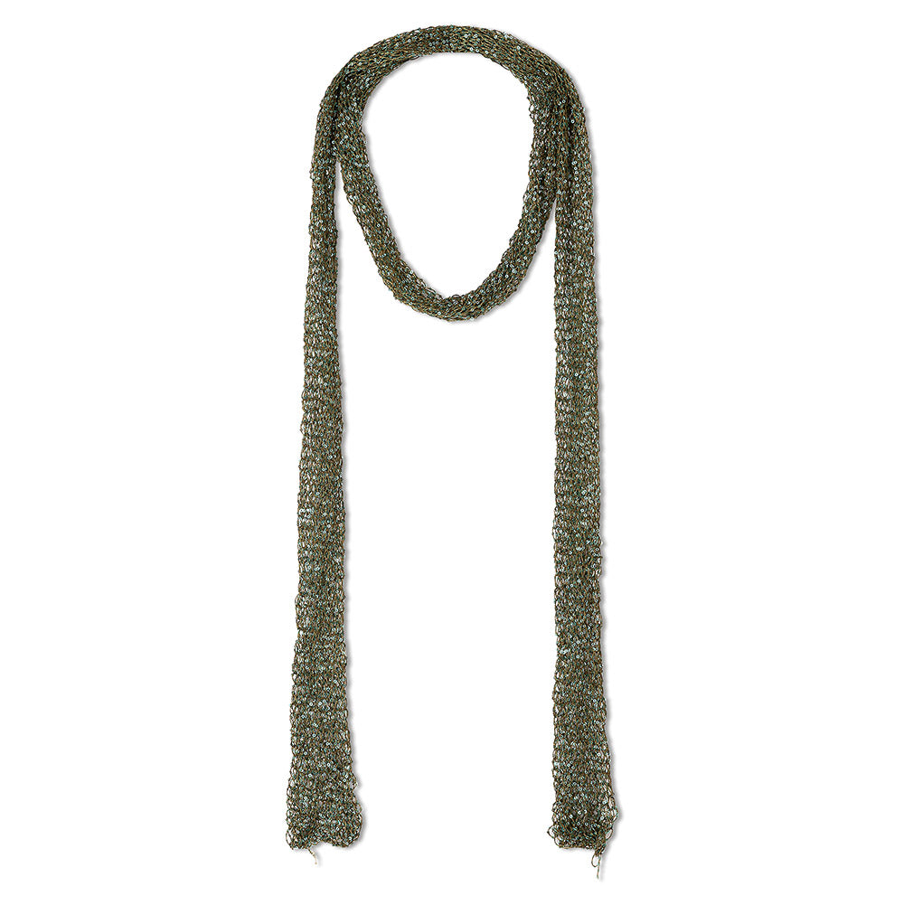 Lana Grossa Glamour 018 Goudgeel sfeerfoto - gebreide skinny scarf met sprankelende pailletten als feestelijk accessoire