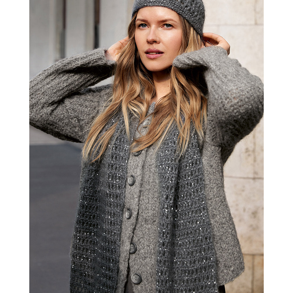 Lana Grossa Glamour 018 Goudgeel sfeerfoto - gehaakte sjaal met rasterpatroon, franjes en subtiele glitteraccenten