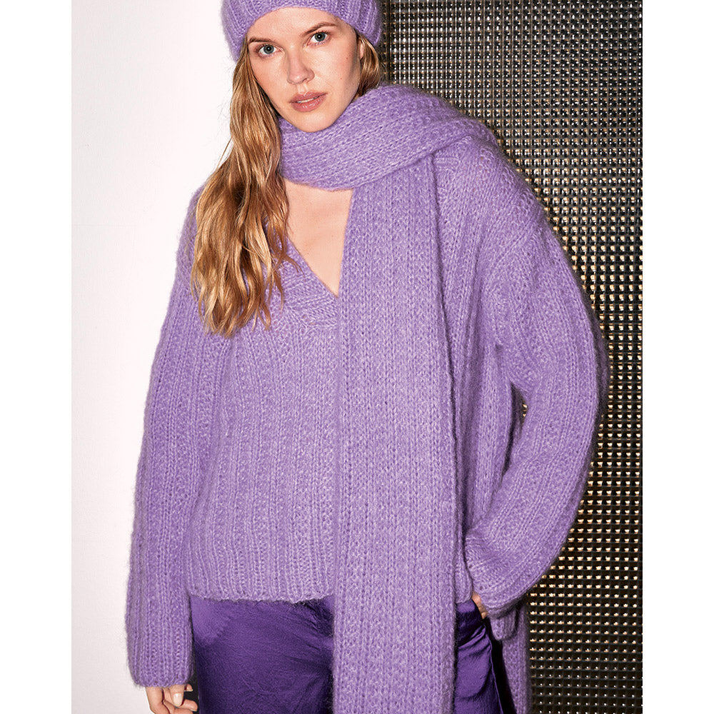 Sfeerfoto van een gebreid damesmodel uit Lana Grossa collectie, model 50, beeld 3 - sfeerbeeld bij Lana Grossa Mohair Di Gio 024 Camel - Lana Grossa Mohair Di Gio 017 Violet