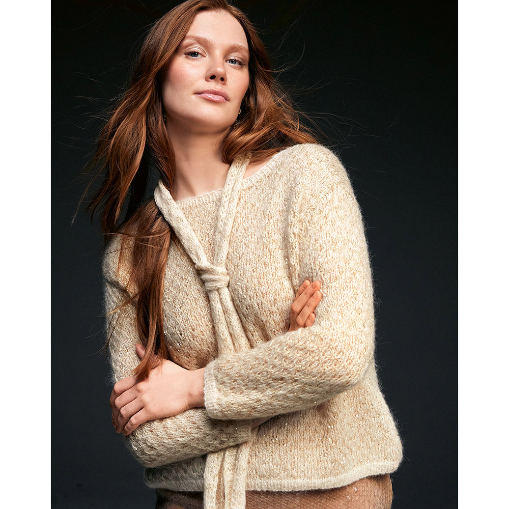 Lana Grossa Glamour 018 Goudgeel sfeerfoto - klassieke gebreide pullover met structuurpatroon en subtiele glans