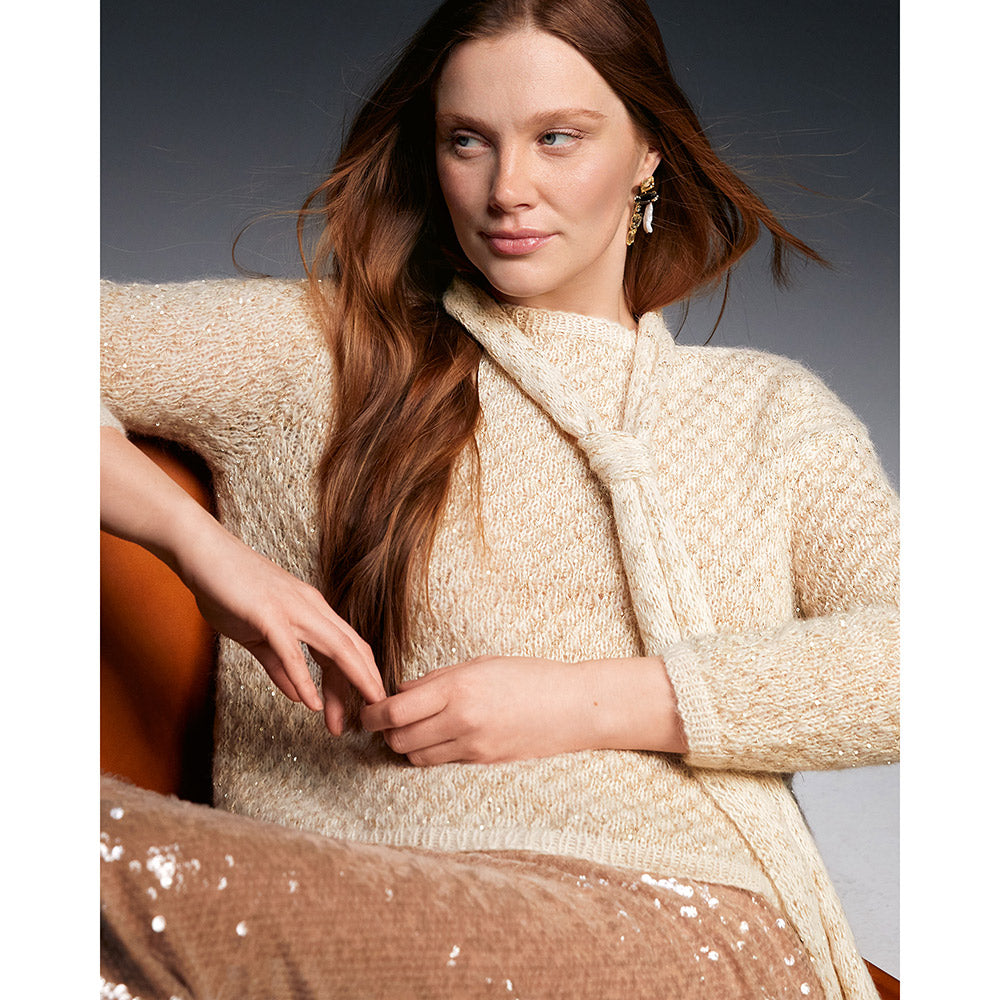 Lana Grossa Glamour 018 Goudgeel sfeerfoto - lange skinny scarf met pailletten als elegant accessoire bij een outfit